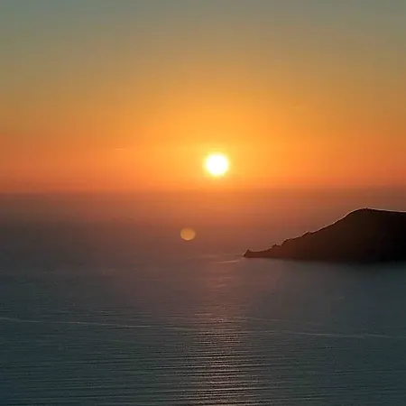 Amazing On The Cliff With Shared Pool & Buffet Breakfast 4* 이메로비글리
