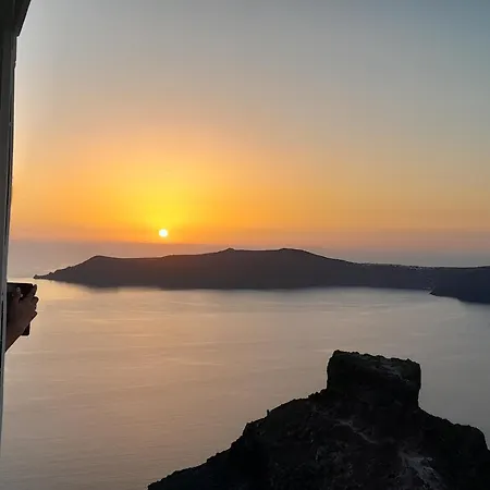 Отель Amazing On The Cliff With Shared Pool & Buffet Breakfast 4*