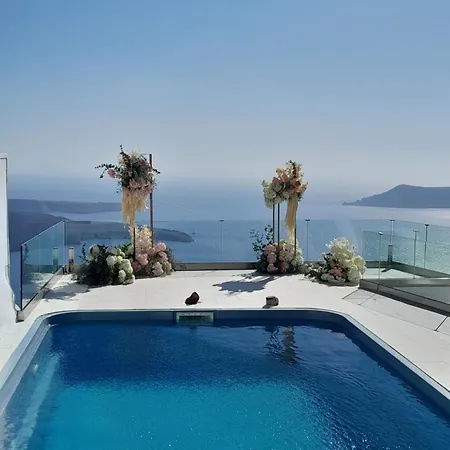 Отель Amazing On The Cliff With Shared Pool & Buffet Breakfast 4*